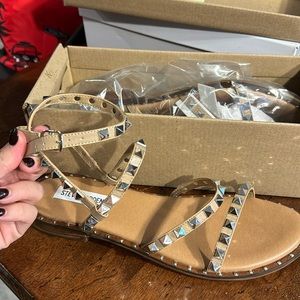 Tan stuffed Travel Sandals Steve Madden never worn